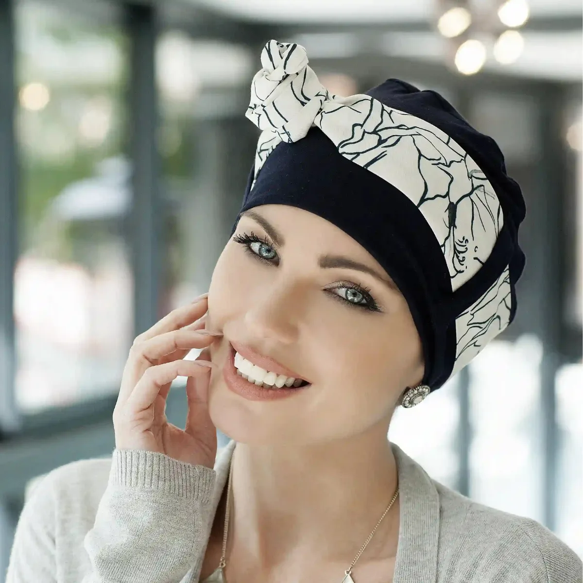 Yanna Navy White Lilium